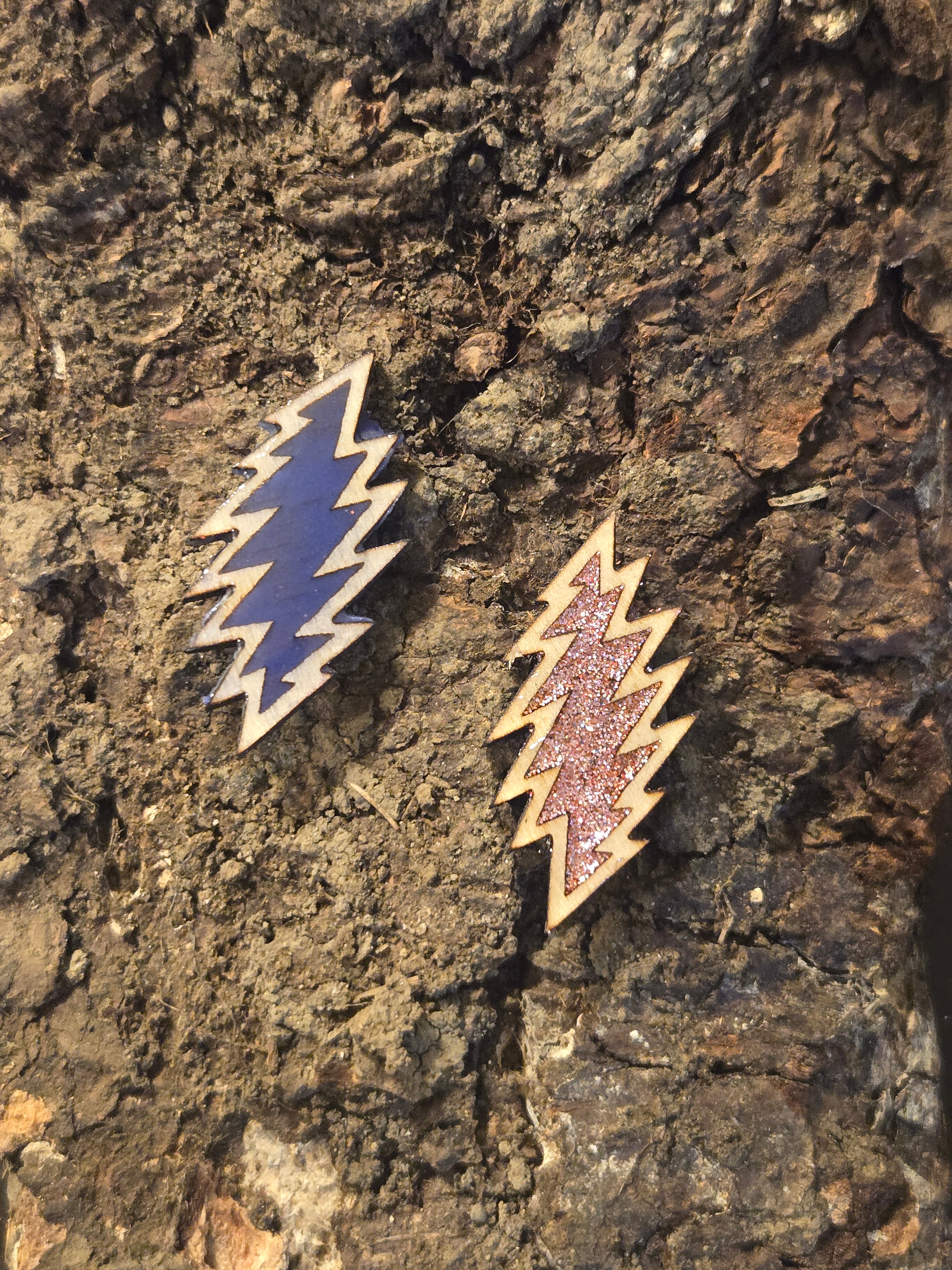 Thirteen Point Bolt Wooden Pins/Magnet